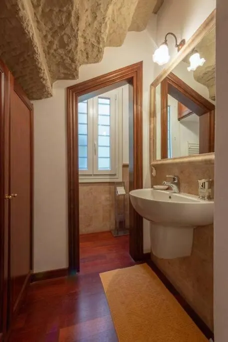 Elegant Ramaglianti Flat -Santo Spirito District Apartment Florence
